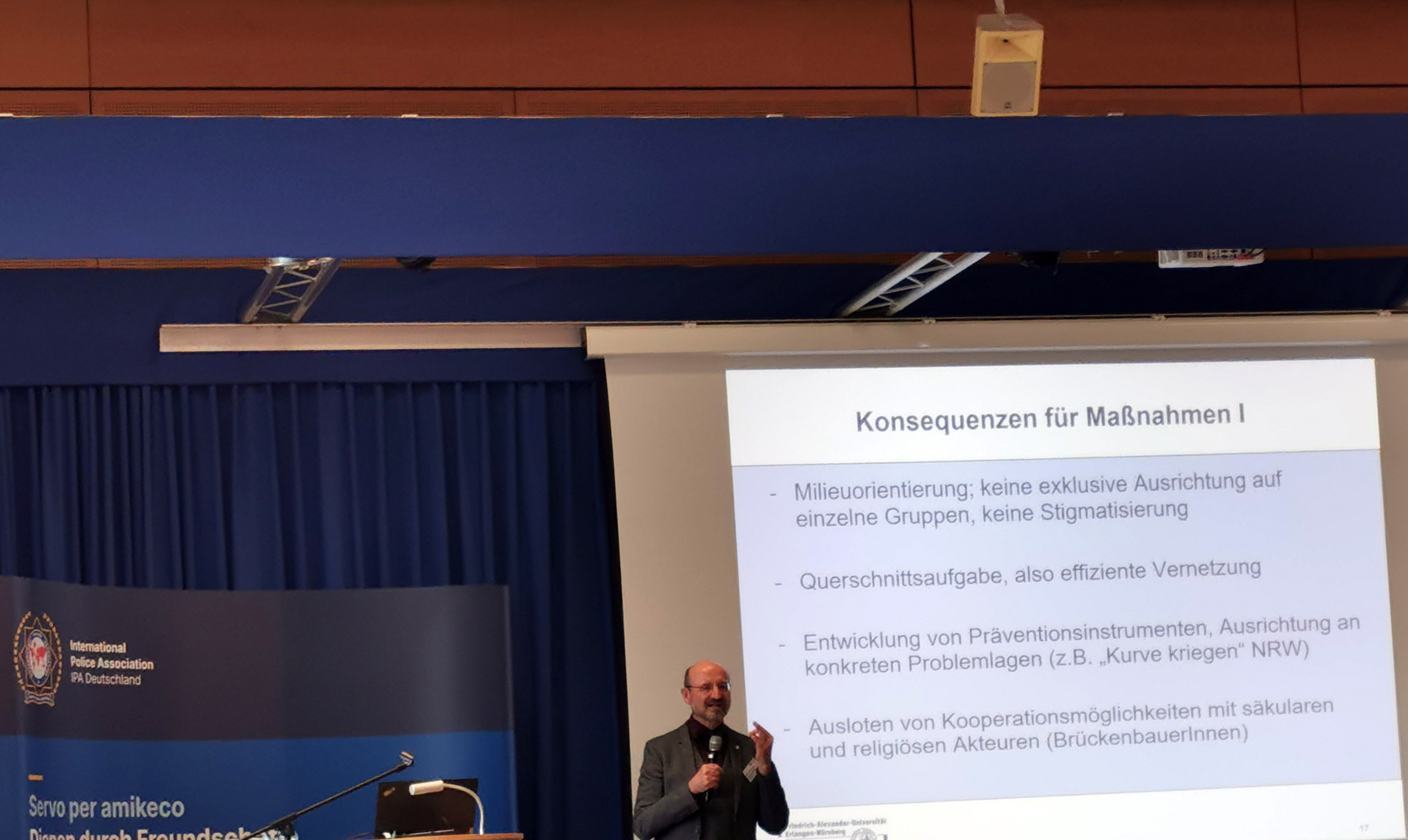 Herr Prof. Dr. Mathias Rohe hält einen Vortrag vor einer Leinwand