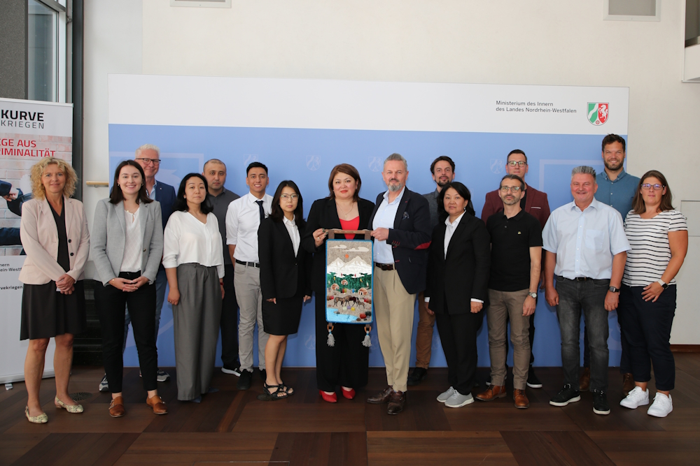 Gruppenbild: Kirgisische Delegation zu Besuch im Innenministerium Nordrhein-Westfalen