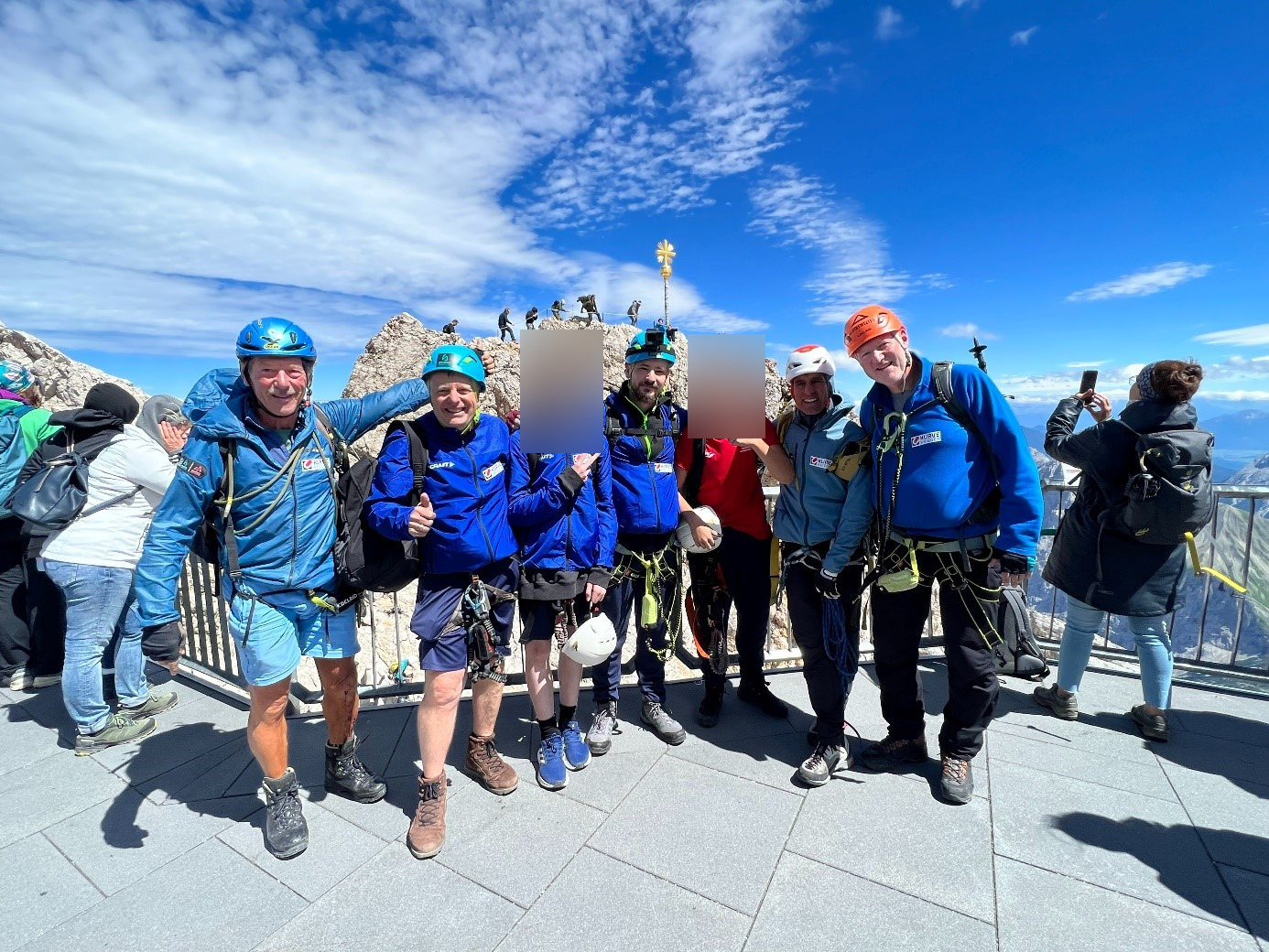 Die "Kurve kriegen" Wandergruppe am Gipfelkreuz auf der Zugspitze